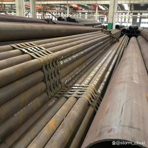 它采用优质合金钢材质,经过特殊的冶炼和轧制工艺加工而成,钢管内部